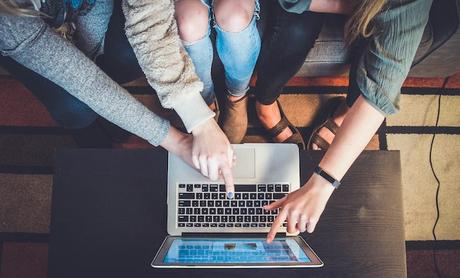 3 cosas que los millennials y la generación Z tienen en cuenta al comprar online comprar online gen z