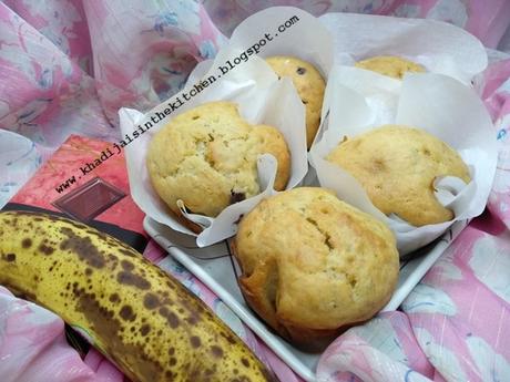 PETITS GÂTEAUX AU CHOCOLAT ET À LA BANANE / CHOCOLATE BANANA MUFFINS /  MAGDALENAS DE CHOCOLATE Y PLÁTANO / مافن الموز و الشوكولاتة