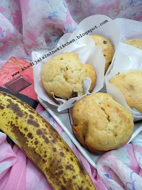 PETITS GÂTEAUX AU CHOCOLAT ET À LA BANANE / CHOCOLATE BANANA MUFFINS /  MAGDALENAS DE CHOCOLATE Y PLÁTANO / مافن الموز و الشوكولاتة