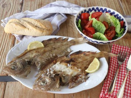 Receta de gallos a la brasa, cocinando pescado en la barbacoa de verano