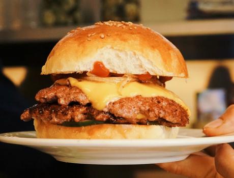 Disfruta por sólo 6 euros jugosas hamburguesas en Antonia's Burger