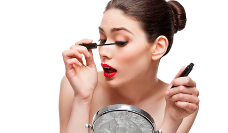 ¿POR QUÉ LAS MUJERES ABREN LA BOCA CUANDO SE MAQUILLAN LOS OJOS?  y otras desviaciones