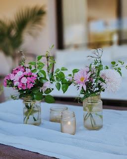 Con frascos reciclados y glitter en aerosol: un centro de mesa!