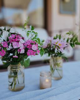 Con frascos reciclados y glitter en aerosol: un centro de mesa!