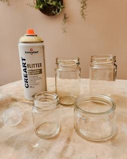 Con frascos reciclados y glitter en aerosol: un centro de mesa!