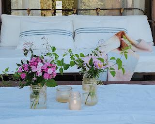 Con frascos reciclados y glitter en aerosol: un centro de mesa!