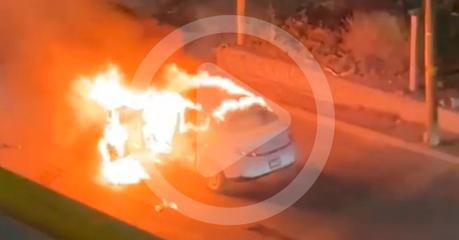 (video) Vehículo de conductor de plataforma es incendiado tras asalto en San Luis Potosí