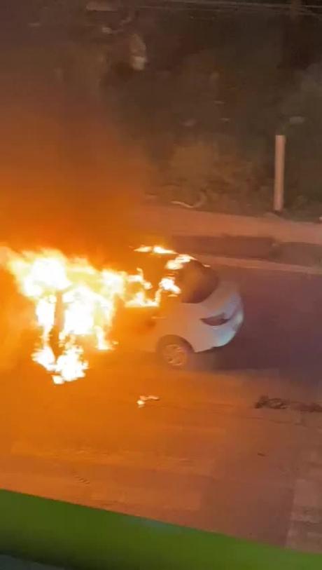 (video) Vehículo de conductor de plataforma es incendiado tras asalto en San Luis Potosí