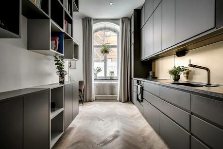 29m2 en tonos oscuros y líneas rectas