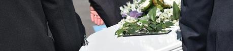 Si alguien no tiene seguro de decesos ¿quién paga el entierro si el fallecido no tiene medios? sobre el seguro de muerte