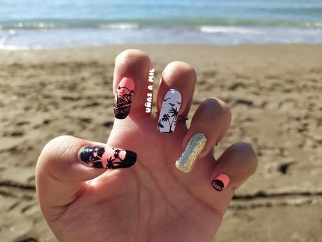 Diseño de uñas con palmeras para el verano, playa y festival