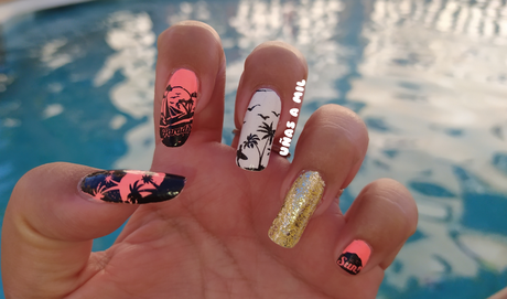 Diseño de uñas con palmeras para el verano, playa y festival