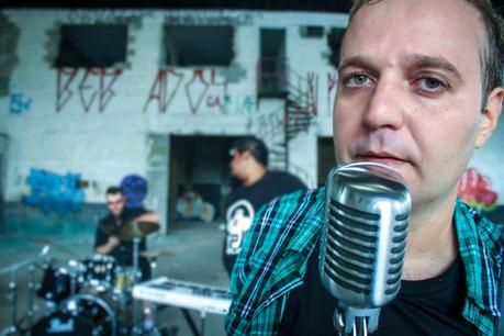 Efeito Catarse lanza EP ‘Eu Bem Que Lhe Avisei’ y deja su darca en el rock alternativo Foto de archivo de la banda