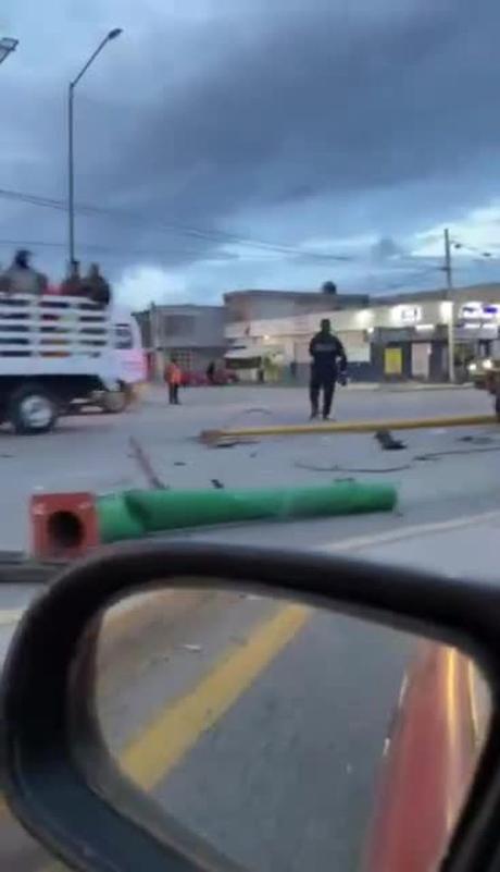 (video) Fuerte choque en carretera Rioverde deja a automovilista atrapado en su vehículo
