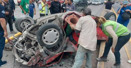 (video) Fuerte choque en carretera Rioverde deja a automovilista atrapado en su vehículo