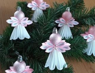 Angelitos colgantes en foami para decorar el árbol navideño