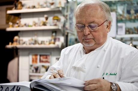 Jean Louis Neichel: “Aunque se agradecen los homenajes, yo prefiero dar, compartir, más que recibir” Neichel es el chef que introdujo los carros de quesos en la restauración española.