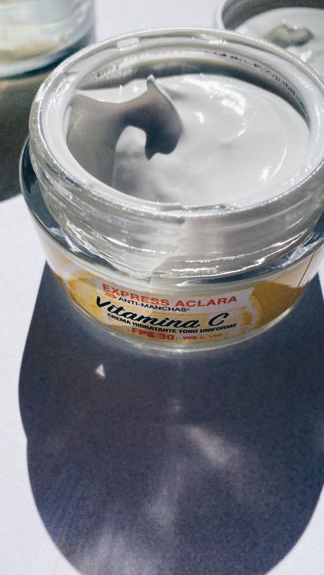 Crema facial vitamina C Garnier aclara manchas argentina Opinión diferencia entre las dos como se usan de día o no piel seca sensible