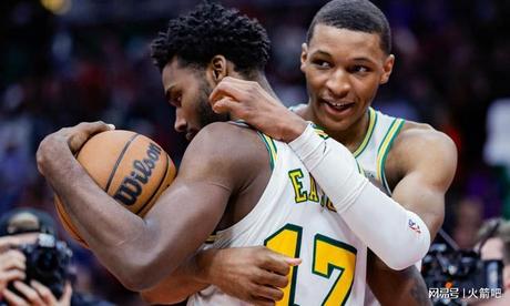 火箭队大前锋小贾巴里·史密斯在休赛期与凯文·杜兰特一起训练 火箭队大前锋小贾巴里·史密斯在休赛期与凯文·杜兰特一起训练