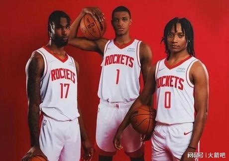 火箭队大前锋小贾巴里·史密斯在休赛期与凯文·杜兰特一起训练 火箭队大前锋小贾巴里·史密斯在休赛期与凯文·杜兰特一起训练