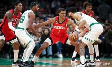 火箭队大前锋小贾巴里·史密斯在休赛期与凯文·杜兰特一起训练 火箭队大前锋小贾巴里·史密斯在休赛期与凯文·杜兰特一起训练