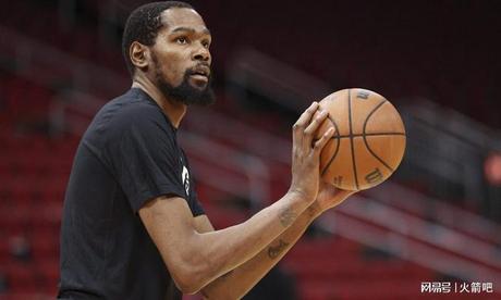 火箭队大前锋小贾巴里·史密斯在休赛期与凯文·杜兰特一起训练 火箭队大前锋小贾巴里·史密斯在休赛期与凯文·杜兰特一起训练