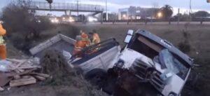 Volcó otro camión en la Panamericana: un herido leve