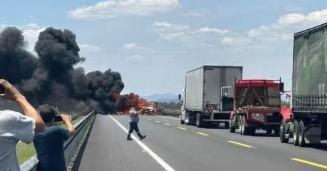 Choque múltiple en Libramiento Noreste de Querétaro causa largos atascos y vehículo en llamas