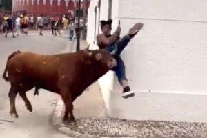 Miraba su celular durante una corrida y fue atacada por un toro