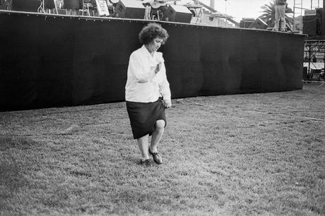 Violeta Zúñiga, la cueca sola, con su pañuelo blanco danzando al viento © Mariela Rivera, 1989