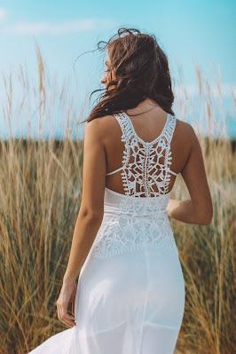 Mujer vestida de blanco Mujer vestida de blanco