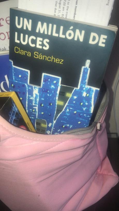 Un millón de luces, novela de Clara Sánchez. Un libro con muchos corazones. Un millón de luces, novela de Clara Sánchez. Un libro con muchos corazones.