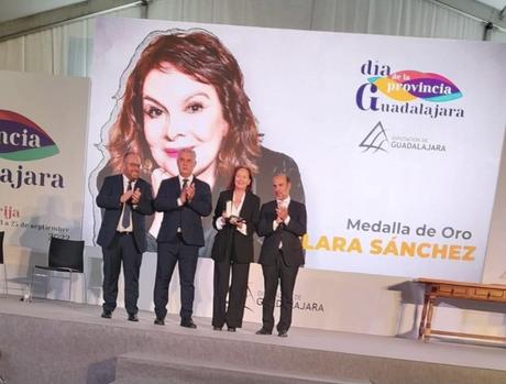 Un millón de luces, novela de Clara Sánchez. Un libro con muchos corazones. Un millón de luces, novela de Clara Sánchez. Un libro con muchos corazones.