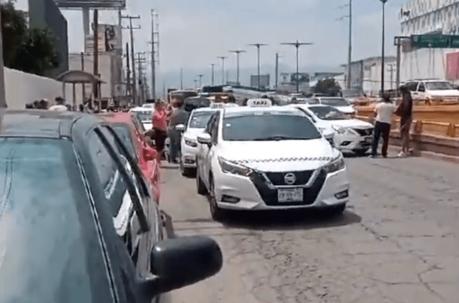 Conflicto en taxi culmina en detención de conductor y pasajero en avenida Salvador Nava Martínez