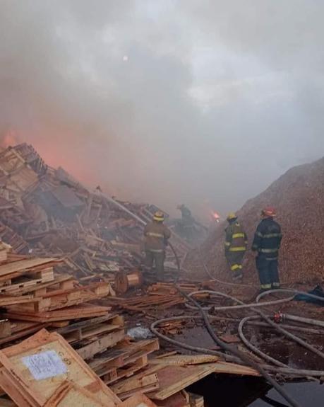 Fuerte incendio asola tarimera en Eje 140, encuentran dificultades para controlarlo