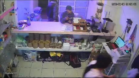 (video) Ofrecen recompensa por información de asaltantes captados en avenida Juárez en Soledad de Graciano Sánchez