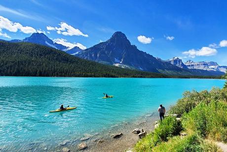 9 mejores campings en el Parque Nacional Banff, AB Kayakistas en el lago de aves acuáticas