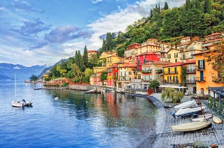 Ciudad de Menaggio en el lago de Como