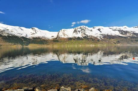 Montañas nevadas que rodean Hornindalsvatnet