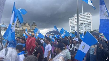 Cientos de ciudadanos marcharon en Guatemala contra actos golpistas (+Fotos)