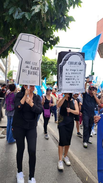 Cientos de ciudadanos marcharon en Guatemala contra actos golpistas (+Fotos) Cientos de ciudadanos marcharon en Guatemala contra actos golpistas (+Fotos)