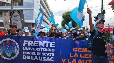 Cientos de ciudadanos marcharon en Guatemala contra actos golpistas (+Fotos)