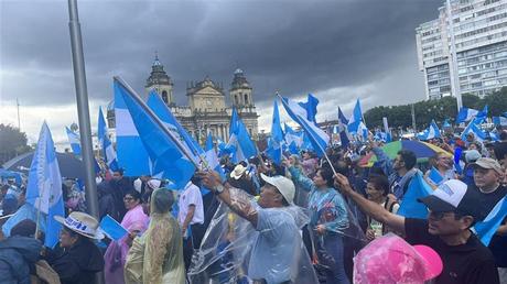 Cientos de ciudadanos marcharon en Guatemala contra actos golpistas (+Fotos) Cientos de ciudadanos marcharon en Guatemala contra actos golpistas (+Fotos)