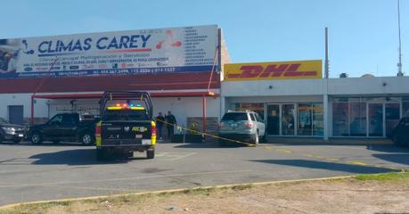 Riña desata balacera en estacionamiento de plaza en carretera 57