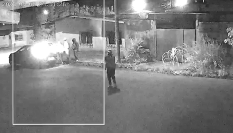 (video) Delincuentes atacan casa y en su huida les explota una granada dentro del auto en que viajaban