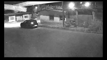 (video) Delincuentes atacan casa y en su huida les explota una granada dentro del auto en que viajaban