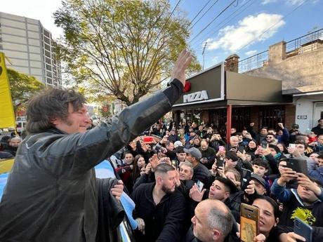 Con El Dipy y Carolina Píparo: así fue la caravana de Milei por La Matanza alt