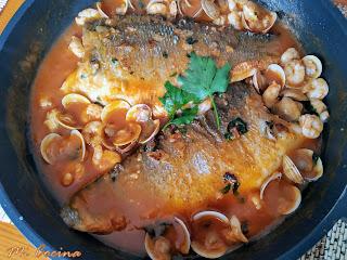 LUBINA EN SALSA MARINERA CON GAMBAS Y ALMEJAS.