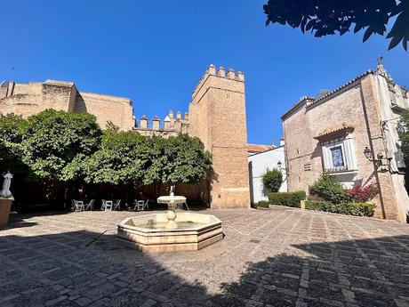 La Plaza de la Alianza (5): La muralla del Alcázar.