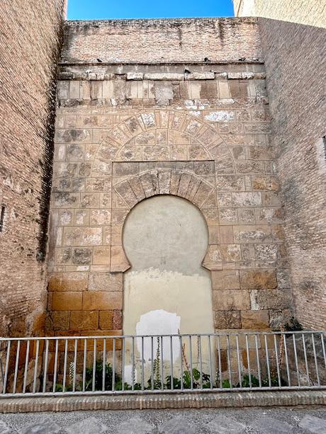 La Plaza de la Alianza (5): La muralla del Alcázar.